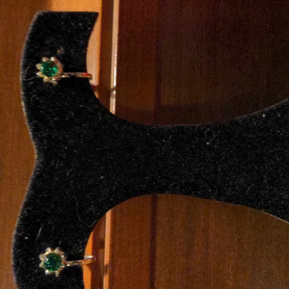 Vintage Screw on Earrings with green stone and crystals - Picture 8 of 8